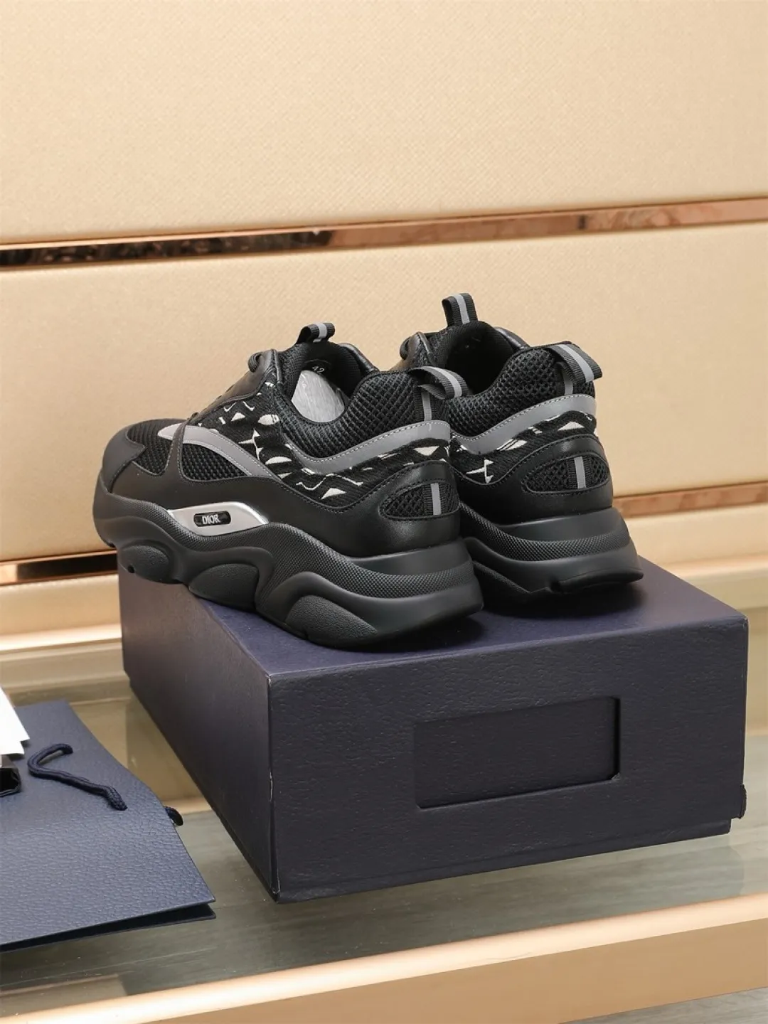 Men's shoes 💰P460💰【Dior】Dior✨ is online at the same time👏 This casual sneaker is a new product in the series and continues Di*r's classic style. The upper is made of original mesh and cow leather, with a two-color textured outsole, and the brand's iconic details on the rear collar and heel to enhance the style. Fashionable and versatile. Wear it with jeans or slacks for a casual look. Size: 38-44 (45 customized)